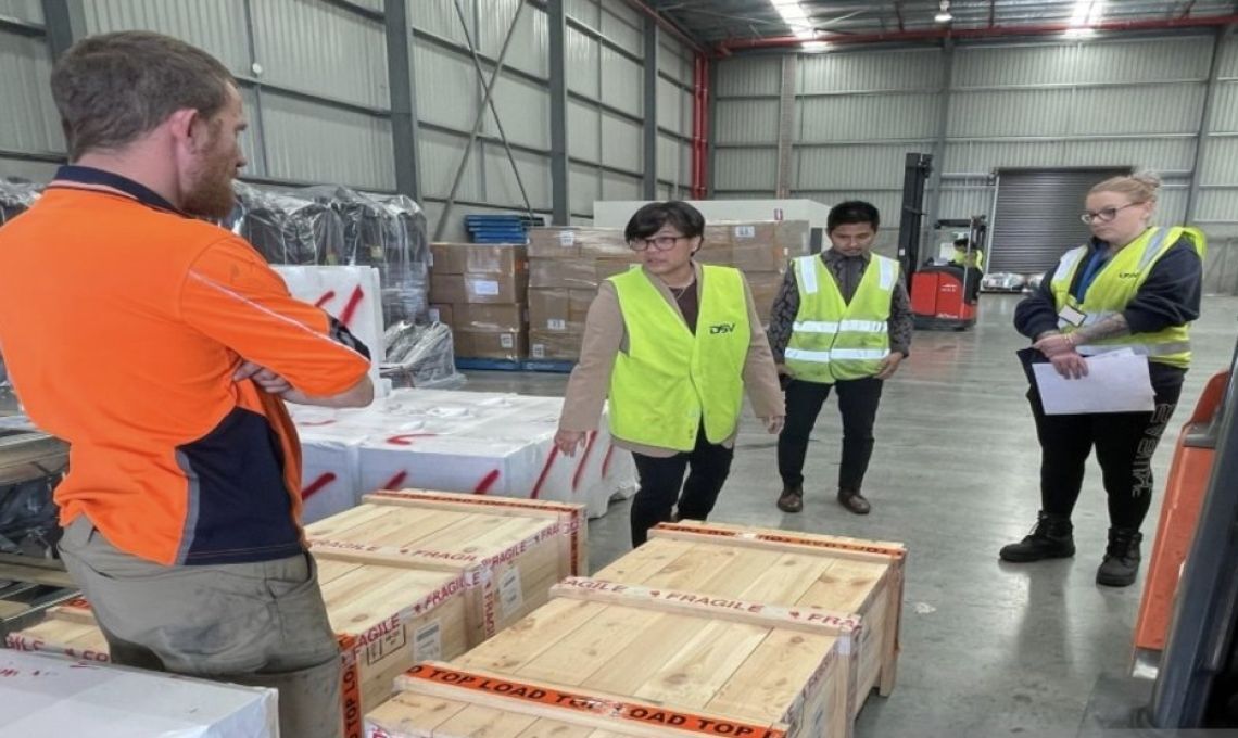 Konsulat Jenderal Republik Indonesia Di Perth Memulangkan 323 Buah Keramik TekSing Ilegal Asal Australia.